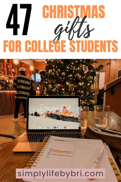 christmas gifts for college students College Gift Ideas For Her, Best Gifts For College Students, Roommate Christmas Gifts, College Christmas Gifts, College Student Christmas Gifts, College Christmas List, College Student Gift Ideas, Students Christmas Gifts, College Guy Gifts