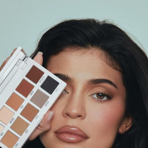 Kylie on Instagram: "my new classic matte palette and new high glosses just dropped at KylieCosmetics.com 🤍👀 @kyliecosmetics" Kylie Jenner Pink Hair, Kylie Palette, Kim Makeup, Kylie Jenner Icons, Kylie Jenner Hair, Looks Kylie Jenner, Kylie Makeup, Kylie Baby, Kyle Jenner