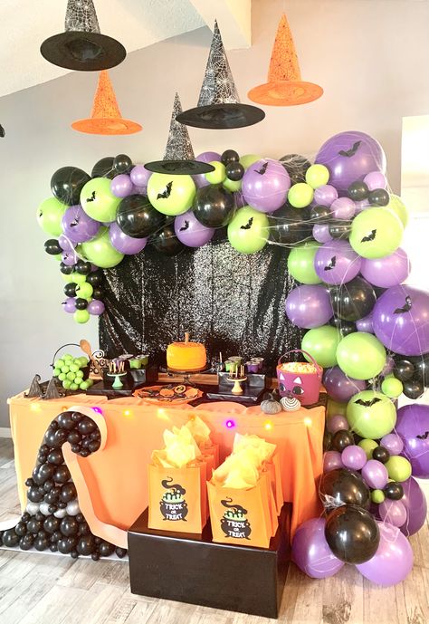 Witch Birthday Party Decorations, Witch Birthday Party, Witch Party Decorations, Cheer Treats, Backyard Halloween Party, Wizard Birthday Party, Hallowen Party, Daisy Birthday, Witch Party