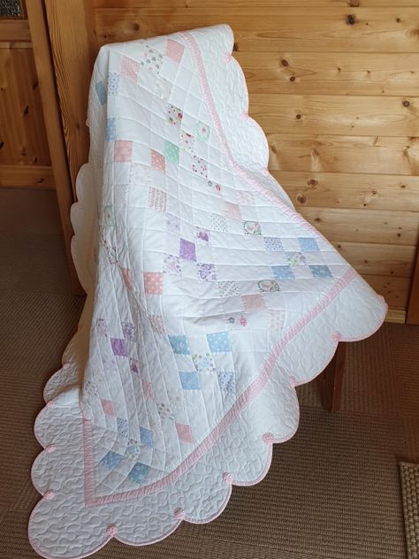 Scalloped Edge Quilt Border, Quilts With Scalloped Borders, Scalloped Quilt Border, Scalloped Edge Quilt, Scallop Edge Quilt, Creative Quilting, Scalloped Quilt, Low Volume Quilt, Small Quilt Projects