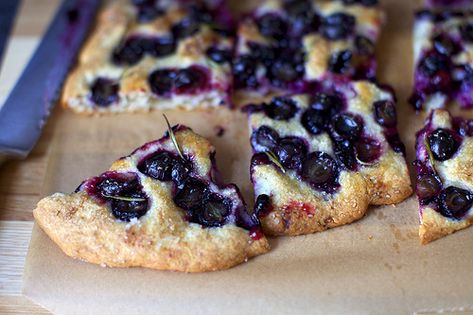 grape focaccia with rosemary Grape Focaccia, Grape Bread, Concord Grapes, Horse Buggy, Rosemary Recipes, Rosemary Focaccia, Grape Recipes, Focaccia Recipe, Summer Meals