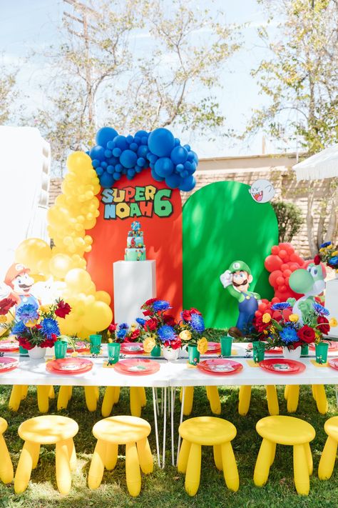 This birthday boy celebrated with a Mario themed picnic. A fun addition was the bounce house with a ball pit attached. Super Mario Balloon Garland, Themed Picnic, Picnic Birthday Party, Mario Bros Birthday, Super Mario Birthday Party, Parties Ideas, Mario Birthday Party, Super Mario Birthday, Picnic Birthday