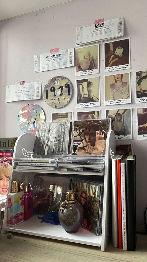 Record Player Room, Swiftie Bedroom, 1989 Polaroids, Swiftie Room, Taylor Swift Vinyl, Organization Room, Vinyl Record Wall Art, Record Wall Art, Merch Collection