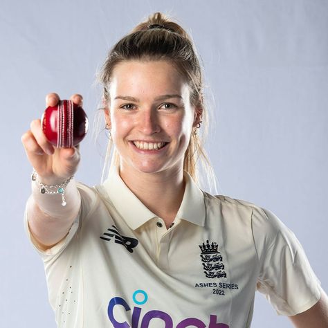 Lauren Bell Cricketer, Female Cricketer, Usa Cricket Team, Womens Cricket, Women Cricketers, Cricket Photo, Cricket Women, Ellyse Perry, Ashes Cricket