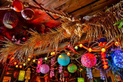 Tiki Disco Party, Tiki Lounge Decor, Vintage Bar Decor Ideas, Tiki Lounge Ideas, Tiki Bar Decor Ideas, Home Tiki Bar Ideas, Vintage Tiki Aesthetic, Tikki Bar Ideas, Tiki Garden Ideas