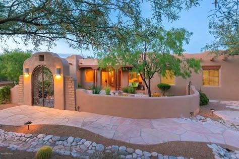 Mexican Ranch House Exterior, Modern Pueblo Style Homes, Adobe Homes Exterior, Modern Desert Home Exterior, Desert Ranch House, Modern Adobe House Exterior, Flat Roof Homes, Desert House Plans, Adobe House Exterior