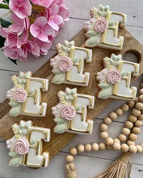 Andre Cookies on Instagram: "Finally got to do a floral letter. They are part of a Baptism set #cookies #cookieoftheday #decoratedcookies #baptismcookies #floralcookies #edibleart #firstcommunioncookies #galletas #galletasguatemala #ediblefavors #instacookies" Letter Cookie, Letter Cookies, Letter Cookies Decorated, Initial Cookies, Floral Birthday Cookies Decorated, Flower And Butterfly Cookies, Monogram Decorated Cookies, Pink Floral Cookies Decorated, Floral Plaque Cookies