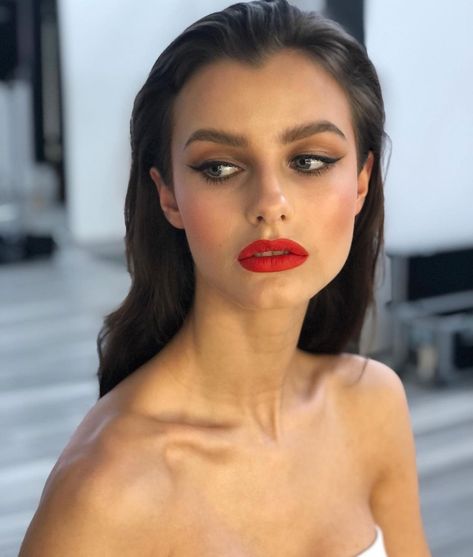 Andrea van den Houten on Instagram: “I’m in love with this look from today’s beauty shoot 😍 A red lip and winged liner never gets old! On the lips is @constancebeauty.shop…” Wing Liner, Winged Liner, Beauty Shoot, Red Lip, Red Lips, Getting Old, In Love, Lips, Van