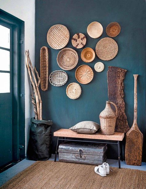 composición de platos y cestas de mimbre sobre una pared en azul indigo Rustic Entryway, Boho Styl, Teal Walls, Deco Boheme, Entrance Decor, Trendy Home, Baskets On Wall, Room Colors, Living Room Interior