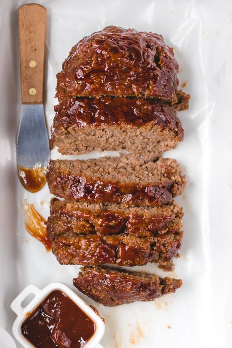 This honey barbecue meatloaf recipe is irresistible. With a little honey for sweetness and bbq sauce for smokiness, it’s everyone’s favorite comfort food! My mother has her hands on the… Barbecue Meatloaf Recipes, Meatloaf With Bbq Sauce, Barbecue Meatloaf, Tasty Meatloaf Recipe, Bbq Meatloaf, Honey Barbecue, Good Meatloaf Recipe, Best Meatloaf, Honey Bbq