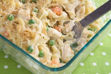 Classic Comfort Food Recipe: Thick And Creamy Chicken Noodle Casserole | 12 Tomatoes Pasta And Peas, Chicken And Egg Noodles, Chicken Casserole Easy, Chicken Noodle Casserole, Hearty Casseroles, 5 Dollar, Noodle Casserole, Quick Chicken, Healthy Dinners