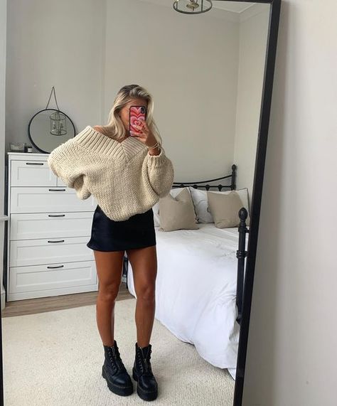 Jumper Inspo Outfit, Jumper With Skirt Outfit, Black Skirt Jumper Outfit, White Crochet Jumper Outfit, White Knitted Jumper Outfit, Knit And Skirt Outfits, Cute Skirt And Sweater Outfits, Black Skirt And Jumper Outfit, Jumper And Mini Skirt