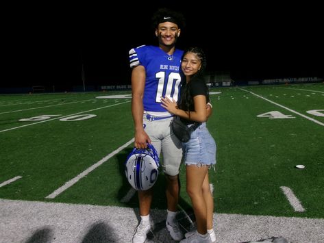 #football #footballboys #footballcouple Dating Football Players, Basketball Gf, Football Gf, Football Boy, Football Couples, Football Girlfriend, Football Jersey Outfit, Football Pics, Foot Ball