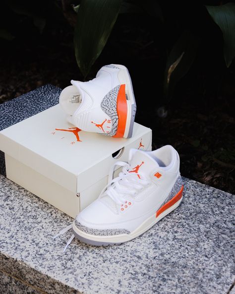 @jumpman23 serves up a juicy, lip smackin’ treat for the ladies by way of the Women’s exclusive Air Jordan 3 Retro “Georgia Peach” 🍑👀 Known for their superior flavour, texture & appearance Georgia Peaches pretty much sum up this pair perfectly with it’s classic “White Cement” colour blocking, premium white leather upper, elephant print overlays, Sail midsole & Cosmic Clay accents ☄️ Women’s Sizes (US) 7-11.5 will be going live online at midnight tonight 12am AEST Saturday 20th 🧡 #nike #nik... Jordan 3 Outfit, Peach Clothes, Georgia Peaches, Jordans Nike, Jordan Retro 3, Summer 25, White Cement, Jordan 3 Retro, Jordan 7