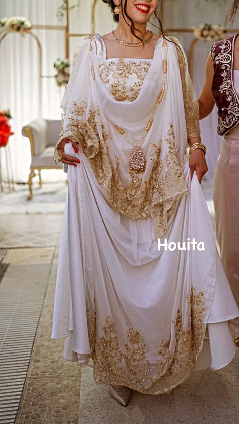 Algerian traditional dress Traditional Arabic Wedding Dress, Traditional Algerian Dress, Algerian Wedding Dress, Algerian Traditional Clothing, Algerian Wedding, Algerian Dress, Arabic Wedding Dresses, Hijabi Brides, Algerian Clothing