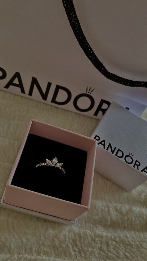 Promise Rings Pandora, Ring Charm Necklace, Cute Promise Rings, Pandora Bracelet Designs, Gifts For Gf, Pandora Heart, Cute Engagement Rings, Expensive Jewelry Luxury, Fancy Jewellery Designs