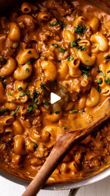 Kylie Mazon-Chambers on Instagram: "Hamburger helper is much better when it doesn’t come from a box! This is a great, nostalgic one-pot dish perfect for the whole family. The cheesy, ground beef-filled pasta is a comforting meal for bone chilling nights. INGREDIENTS 2 tablespoons extra-virgin olive oil 1 medium yellow onion, diced 2 cloves garlic, chopped 1 pound (80/20) ground beef Kosher salt, as needed Freshly ground black pepper, as needed 3 tablespoons tomato paste 1 teaspoon chili powder 3½ cups beef stock ½ pound pipe rigate or elbow pasta ⅓ cup heavy cream 2 cups shredded sharp Cheddar cheese 2 tablespoons diced chives, divided full instructions & recipe on site [cookingwithcocktailrings.com] #nostalgia #hamburger #easypastadishes" Pasta Elbows Recipe, Elbows Pasta Recipes, Elbow Pasta Recipes, Hamburger Helper Recipes, Elbow Pasta, Cream Pasta, Filled Pasta, Easy Pasta Dishes, Hamburger Helper