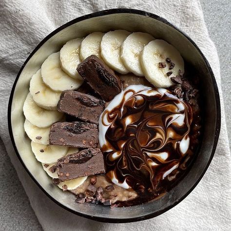 Vegan Yogurt Bowl Breakfast, Brownie Yogurt Bowl, Dessert Bowl Ideas, Loaded Yogurt Bowl, Dessert Yogurt Bowl, Greek Yogurt Bowl Ideas, Snack Bowl Ideas, Chocolate Yogurt Bowl, Porridge Ideas