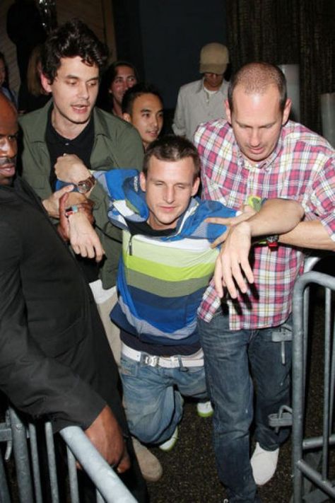 Rob Dyrdek wasted; I love how John Mayer is in the background like "uhhh, dude." Celebrities Partying, Rob Dyrdek, Friends In Low Places, Drunk Humor, John Mayer, Epic Fails, Just Friends, Hottest Celebrities, Celebrity Pictures