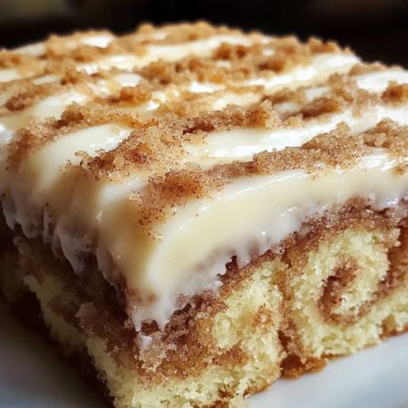 Big Mama Cake, Biscuit Cake Recipe Simple, Cinnamon Roll Sheet Cake, Cinnamon Roll Pound Cake, Gooey Cinnamon Rolls, Simple Cakes, Tasty Desserts, Big Mama, Cinnamon Roll Cake