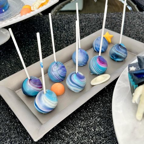 First trip around the sun🪐🚀🧑‍🚀👽🛸🌙☄️☀️ - smash cake - macarons - cake pops - cupcakes • #galaxyparty #firsttriparoundthesun #spaceparty #spacetheme #spacethemedparty 1st Trip Around The Sun Cake Pops, 1st Trip Around The Sun Birthday Cupcakes, First Trip Around The Sun Treats, Space Cake Pops, Space Theme Cake Pops, First Birthday Space Cookies, Astronaut Cupcakes Space Theme, Space Cupcakes, Pop Cupcakes