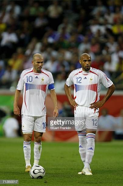 Arsenal Wallpapers, Thierry Henry, Zinedine Zidane, Free Kick, School Football, Vintage Football, Soccer Team, Fifa World Cup, Football Jerseys