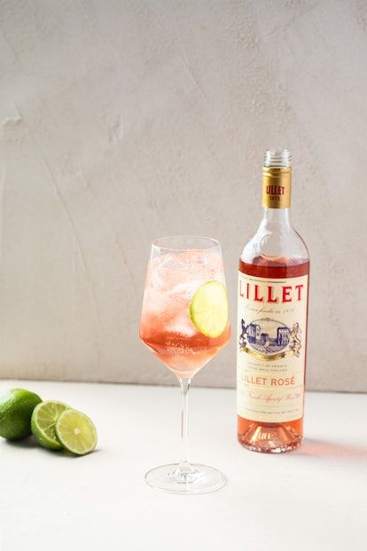 Lillet Rose Spritz, Lillet Rose Cocktail Drinks, Spring Spritzer Cocktail, Lillet Rouge Cocktail, Lillet Rose Cocktail, Lillet Cocktail Drinks, Spritz Cocktail Recipes, Nice Drinks, Cocktail Room