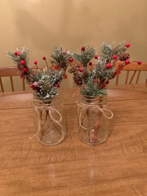 Christmas Table Centerpieces Mason Jars, Small Christmas Vase Ideas, Small Winter Centerpieces, Small Christmas Table Decorations, Small Christmas Centerpieces, Mason Jars With Twine, Small Christmas Decor, Mason Jar Christmas Decorations, Christmas Present Decoration