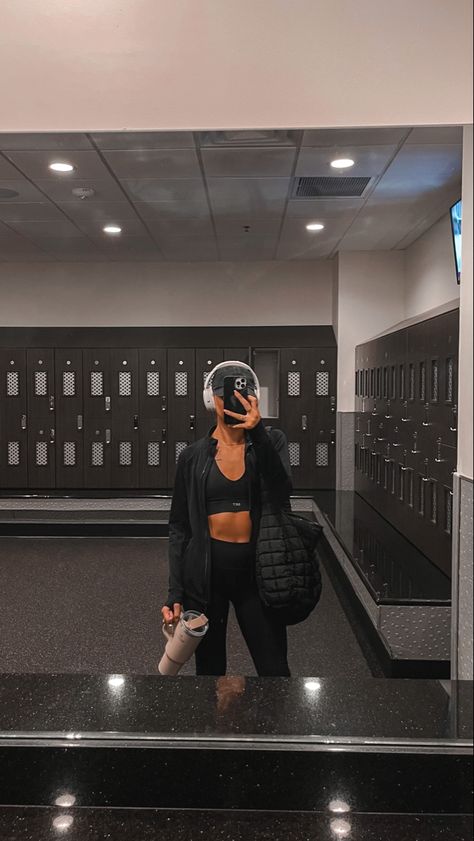 Mixed girl wearing an all black workout set: set active sports bra top, Al yoga gym shorts, new balance 530’s, bose over the ear headphones, oversized black bag from miss lola. Black Gym Outfit, Gym Headphones, Headphone Outfit, Fitness Vision Board, Outfit Gym, Vision Board Pictures, Gym Machines, Gym Fits, Workout Fits