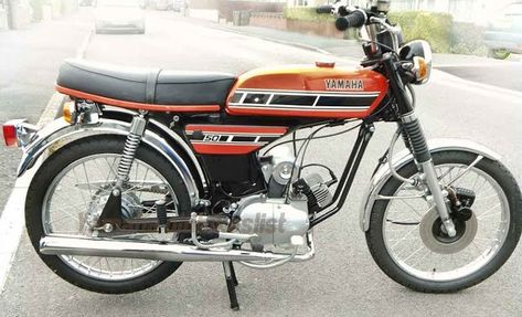 1977 Yamaha FS1-E Classic Vintage red Vintage Enduro, Triumph Motorbikes, Yamaha Dirt Bikes, Yamaha Golf Carts, 50 Cc, Yamaha Virago, Yamaha R6, Yamaha Motorcycles, Yamaha Motorcycle