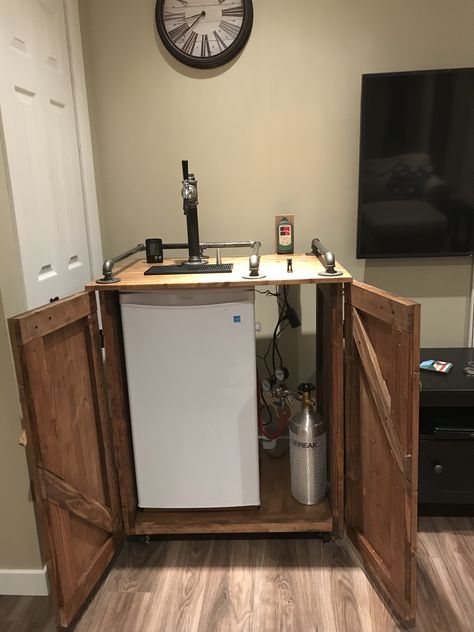 Kegerator Bar Ideas, Diy Beer Tap, Diy Kegerator, Kegerator Cabinet, Kegerator Diy, Keg Tap, Diy Beer, Home Bar Rooms, Beer Fridge