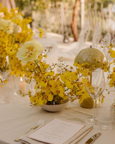 We never get tired of this yellow monochrome floral setup created for Jantien and Massimo ✨ A wedding design created in collaboration with @designanarchystudio in the beautiful setting of the Amalfi Coast. Floral Design: @anthea_studio Planning: @withlotte Design: @designanarchystudio Photo: @alicemahran Video: @lesvaques Venue: @casaprivata Yellow Tablescape, Yellow White Wedding, White Stripes Wedding, Yellow Wedding Theme, Yellow Wedding Flowers, Yellow Candles, Elegant Wedding Reception, Yellow Theme, Flower School