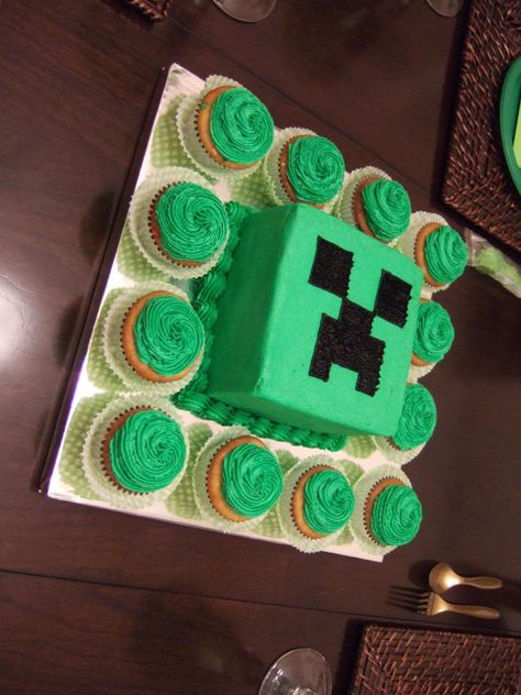 Minecraft Creeper Square Minecraft Creeper cake and cupcakes Easy Diy Minecraft Birthday Cake, Minecraft Easy Cake Ideas, Minecraft Birthday Dessert, Number 6 Minecraft Cake, Minecraft Diy Cake Ideas, Minecraft Cake And Cupcakes, Minecraft Creeper Cupcake Cake, Minecraft Cake Enderman, Mind Craft Birthday Cake