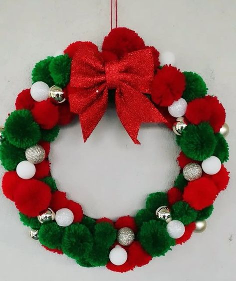 Pom Pom Wreath Christmas, Pompon Wreath, Christmas Pom Pom Wreath, Pom Pom Christmas Wreath, Pom Pom Wreaths, Wreath Christmas, Santa Pom Pom Wreath, Pompom Wreath Christmas Diy, Xmas Pom Pom Wreath