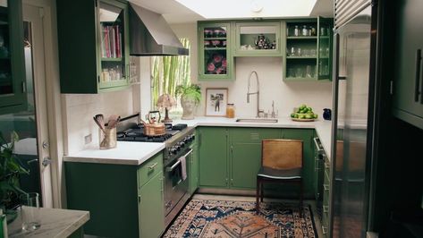 dakota johnsons kitchen Dakota Johnson Kitchen, Dakota Johnson House, Celebrity Kitchens, Dark Green Kitchen, Johnson House, Midcentury Home, Green Cabinets, Kitchen Color, Green Kitchen