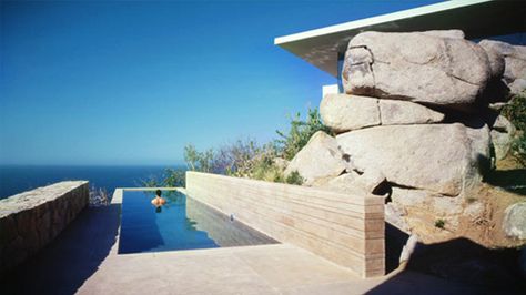 Modern style beach home in Cabos Minimalist Beach House, Indoor Pools, Outdoor Pools, Modern Landscape Design, Beach House Design, Swimming Pool Designs, San Lucas, Sparkling Water, Cabo San Lucas