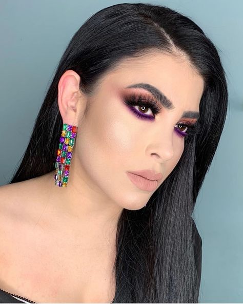 Gente Bonita 😍👑👌 on Instagram: “La más hermosa @clau8af ❤️🙏” Claudia Ochoa, Date Night Makeup, Purple Eye Makeup, Makeup Tutorial Eyeliner, Makeup Eye Looks, Creative Eye Makeup, Glamour Makeup, Pink Makeup, Fall Makeup