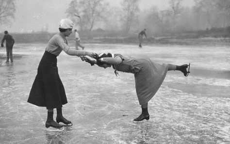 Whether on the frozen Thames or festive rinks, Londoners have enjoyed a spot of ice skating for hundreds of years. Vintage Ice Skating, Christmas Ice Skates, St James' Park, Vintage Christmas Images, Ice Skaters, Old London, Vintage London, Vintage Winter, Winter Wonder