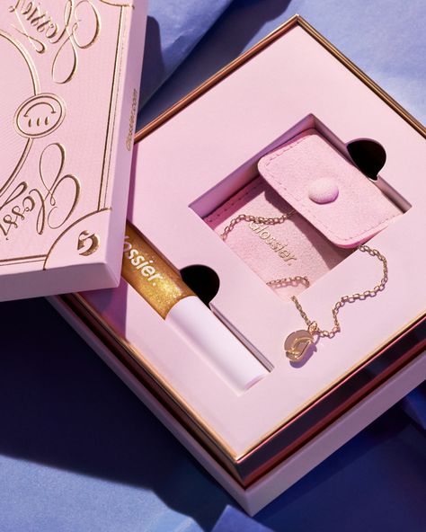 GLOSSIER has launched their Holiday collection for 2020 and it’s incredible. The limited edition collection includes a number of extra-special and limited edition gifts that we can’t wait to get our hands on. Glossier’s 2020 Holiday Collection is available to buy now from glossier.com. Glossier’s Holiday Collection, from £11 – click here Making your present […] Pr Kit, Perfume Packaging, Minimalist Beauty, Gift Sets For Her, Beauty Advent Calendar, Balm Dotcom, Christmas Gift Sets, Beauty Gift Sets, Creative Packaging