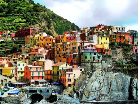 18 Incredible Cliff Side Dwellings from around the World Cliffside Town, Vernazza Italy, Italy Pictures, Living On The Edge, Coastal Cities, Beaux Villages, Most Beautiful Cities, Vacation Destinations, Italy Travel