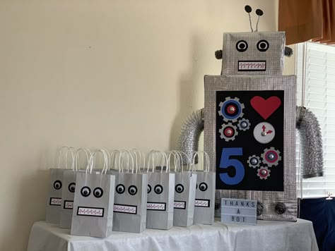 Robot Party Games, Robot Party Decorations, Robot Birthday Party Ideas, Robot Party Ideas, Robot Themed Birthday Party, Robots Party Theme, Robot Birthday Party Decorations, Robot Party Favors, Bunny Birthday Theme