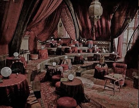 Hogwarts Dorm, Hogwarts Interior, Hogwarts Room, Hogwarts Classes, Gryffindor Aesthetic, Harry Potter Wall, Hogwarts Aesthetic, Hogwarts Castle, Hogwarts Mystery