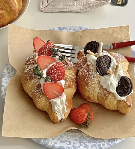 Breakfast Ideas For Bakery, Croissant Ideas Desserts, Bakery Breakfast Ideas, Fancy Croissants, Food Athestic, Crossaints Recipes, Crosaint Ideas, Cafe Recipes Food, Croissant Flavors