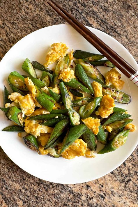 A simple and delicious stir fry of Okra and Eggs! 15 minutes and 4 ingredients. Great as a simple meal or side dish. Hawaiian Chili, Okra Recipes, White Pepper, Okra, Fish Sauce, Scrambled Eggs, Egg Recipes, Chili Pepper, 4 Ingredients