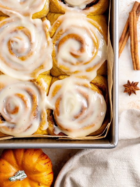 Cinnamon Rolls Pumpkin Spice, Pumpkins Cinnamon Rolls, Pumpkin Yeast Rolls, Pumpkin Cinnamon Rolls Easy, Pumpkin Spice Roll, Cinnamon Rolls Pumpkin, Jumbo Cinnamon Rolls, Pumpkin Sticky Buns, Easy Pumpkin Recipes Desserts