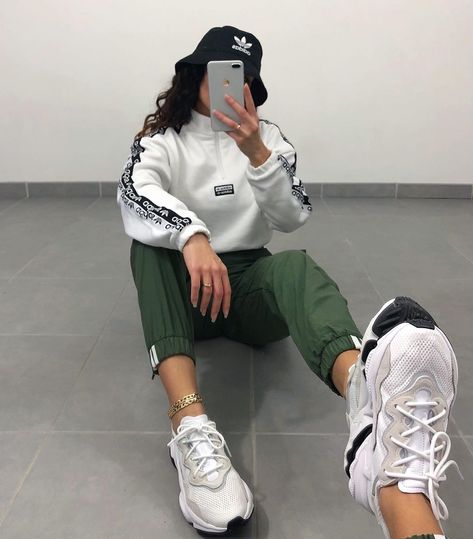 Adidas Ozweego Outfit Women, Ozweego Street Style, Ozweego Adidas Women, Adidas Ozweego Outfit, Ozweego Outfit Women, Sport Casual Outfit, Black Dress Outfit Casual, Looks Adidas, Adidas Originals Ozweego