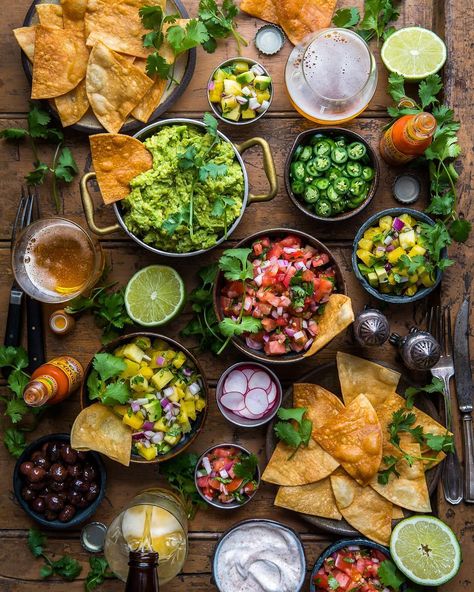 Presentation: Nachos board. Dennis Prescott, Mexican Buffet, Taco Dinner, Mexican Dinner, Chips And Salsa, Food Platters, Mexican Food, Guacamole, Food Inspiration