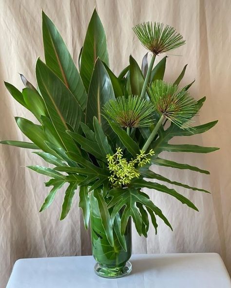 Event Flower Arrangements, Artificial Silk Flower Arrangements, Arreglos Ikebana, Tropical Centerpieces, Foliage Arrangements, Contemporary Flower Arrangements, Modern Floral Arrangements, Tropical Floral Arrangements, Tropical Flower Arrangements