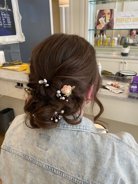 Low, loose bun with curls and flowers/pearls Curl Bun Hairstyles Wedding, Low Bun With Curls, Low Loose Bun, Tangled Prom, Prom Hair Inspo, Loose Bun Hairstyles, Fancy Buns, Loose Bun, Grad Hair