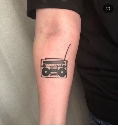 Boombox Tattoo Design, Radio Tattoo Design, Vintage Radio Tattoo, Radio Tattoo Vintage, Audio Tattoo, Boombox Tattoo, 80s Tattoo Ideas, Cd Tattoo, Mixer Tattoo